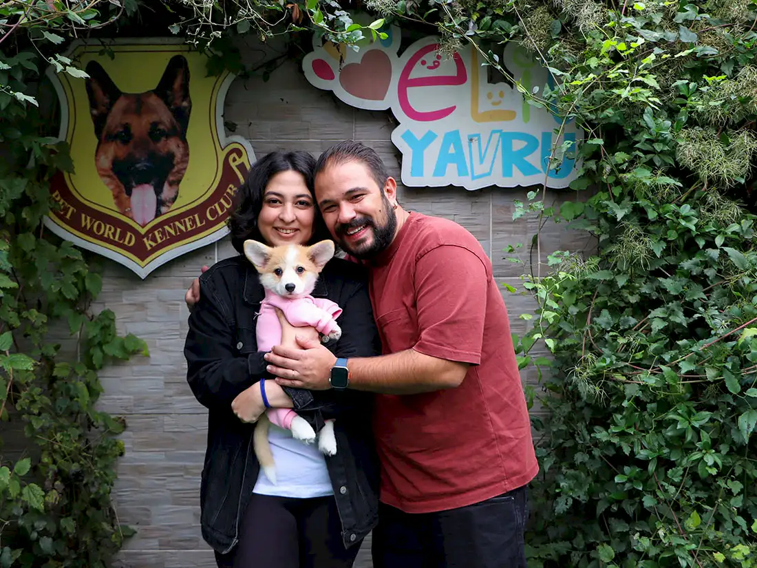 Anıl Bey ve ailesi Corgi kızlarına kavuştular