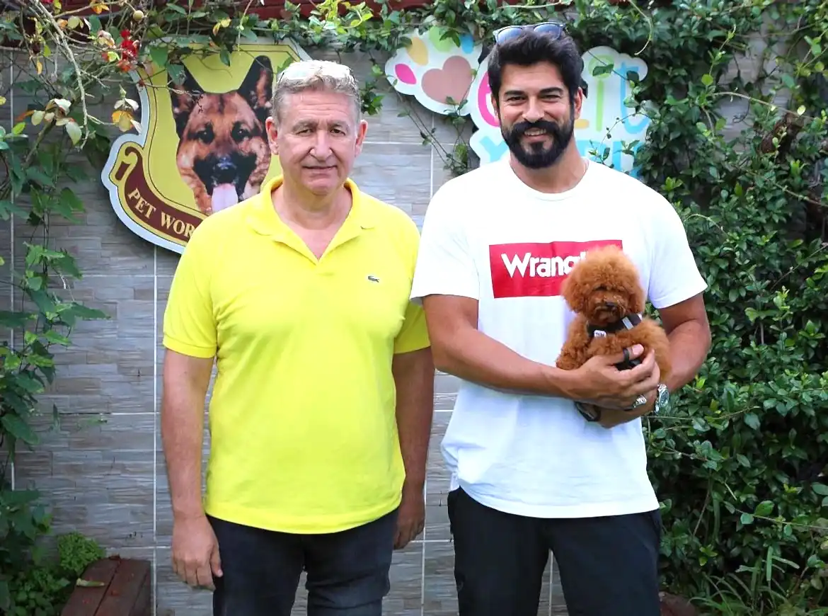 Burak Özçivit ve ailesi Poodle yavrularına kavuştular