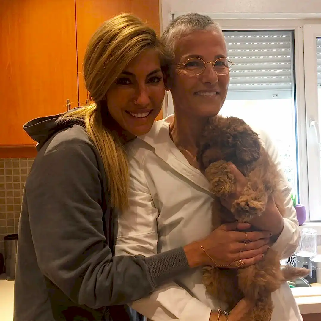 Çağla Şikel, kızıl Toy Poodle elit yavrusuna kavuştu