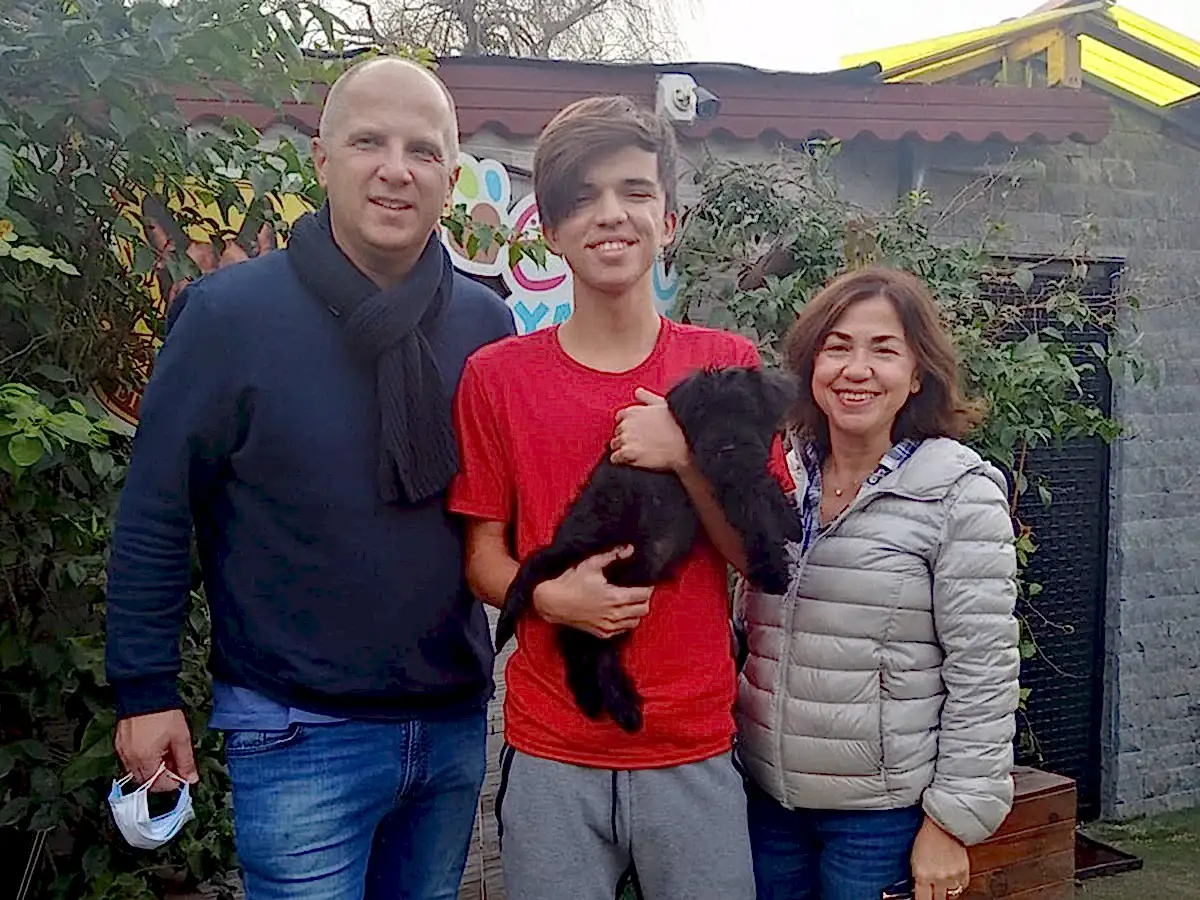 Eric Bey ve ailesi Schnauzer yavrularına kavuştular