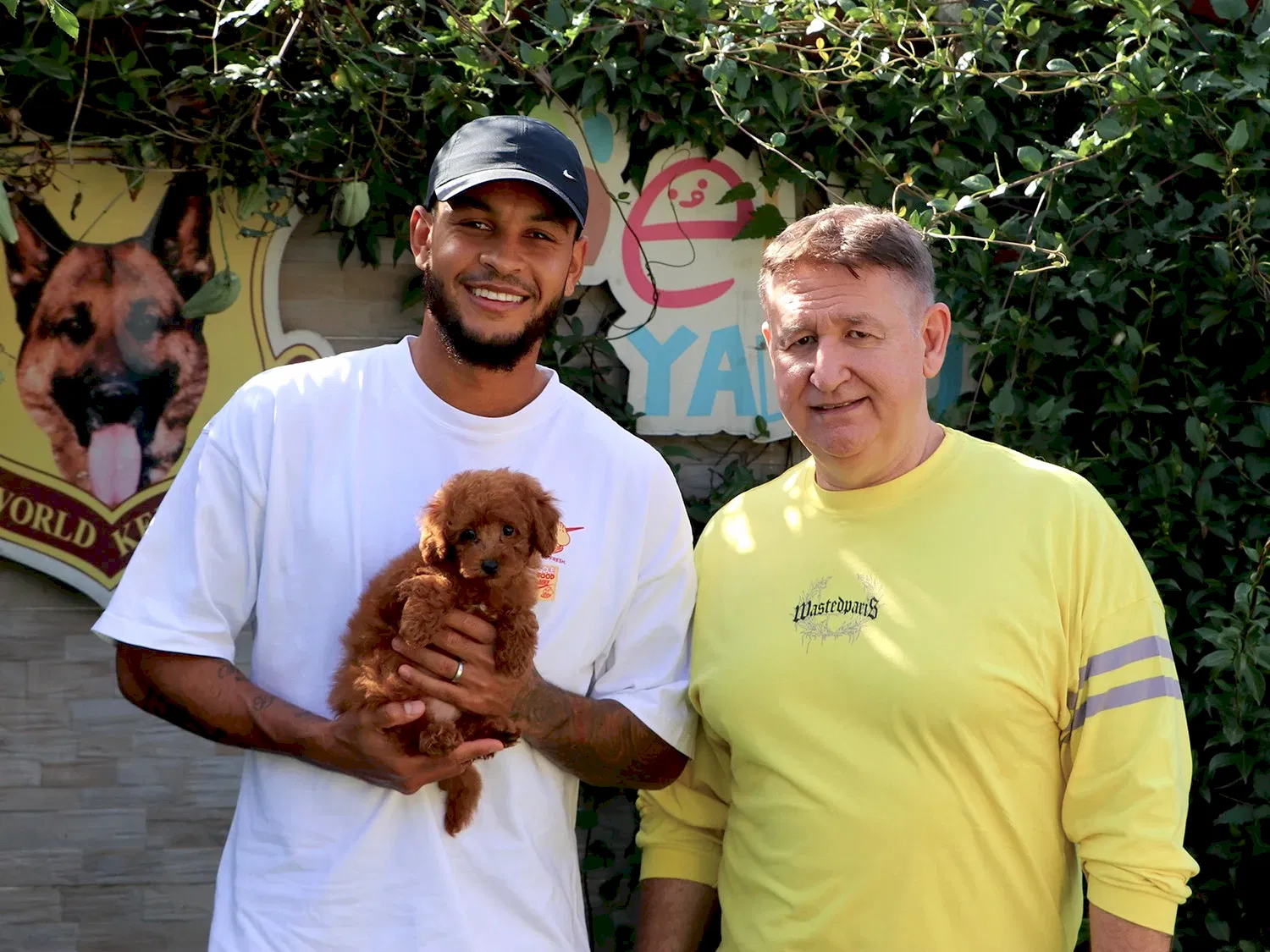 Joshua King ve ailesi Poodle yavrularına kavuştular