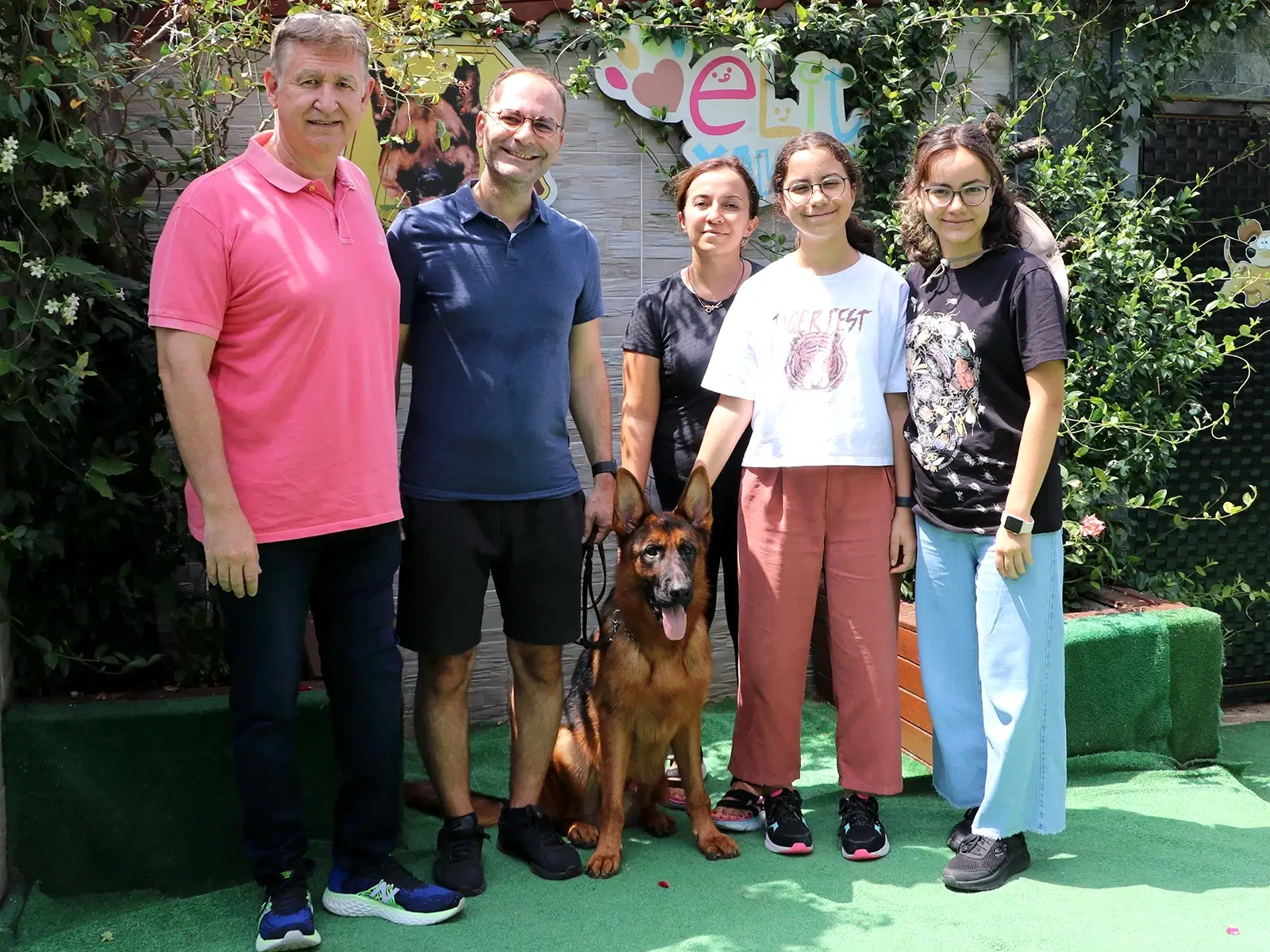 Tarhan ailesi Alman Çoban dostları Mars'a kavuştu